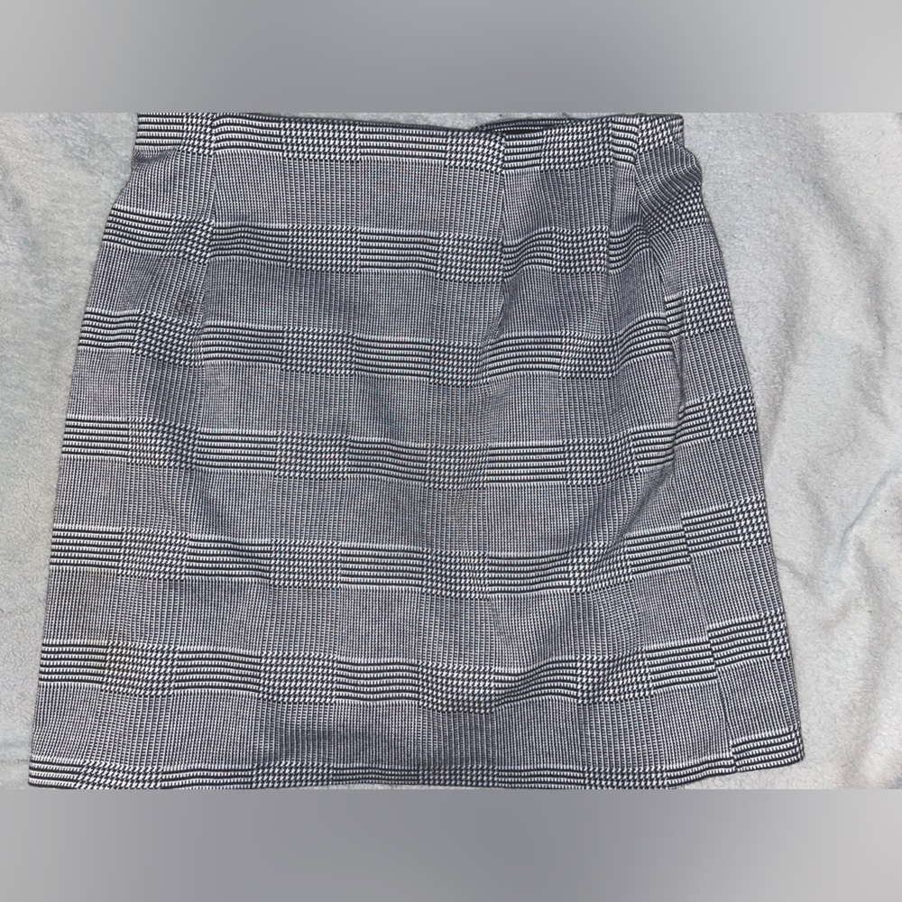 DIVIDED skirt black and white mini skirt size small.